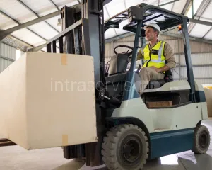 Pracownik magazynu z UDT