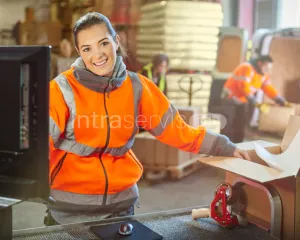 Pakowacz odzieży w magazynie sklepu internetowego
